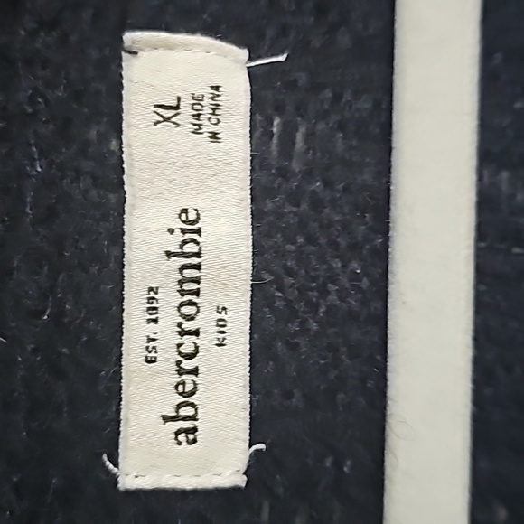 Gourgous Abercrombie size XL color is black with white moose - Picture 3 of 5